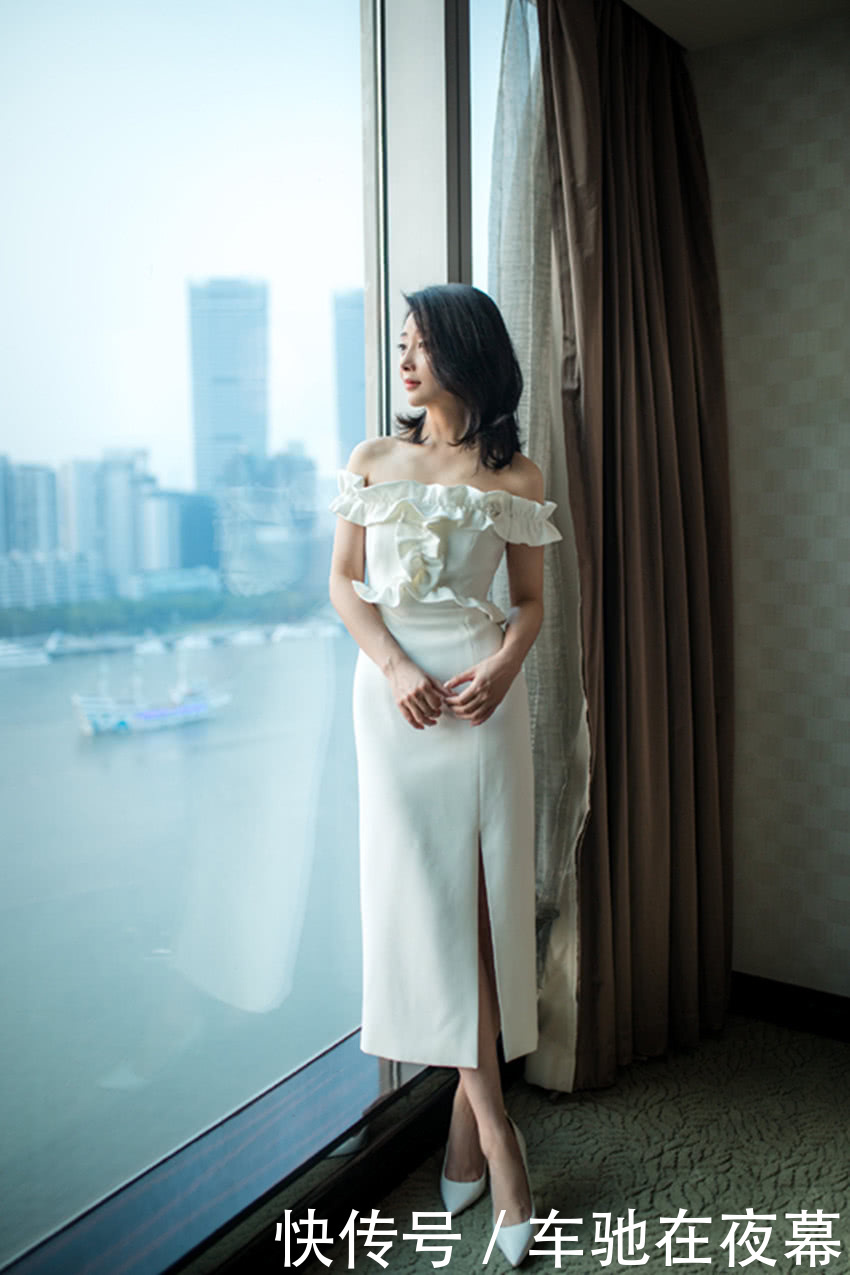 殷桃罕见现身，穿白色连衣裙好清新，38岁这样穿照样美得脱俗！