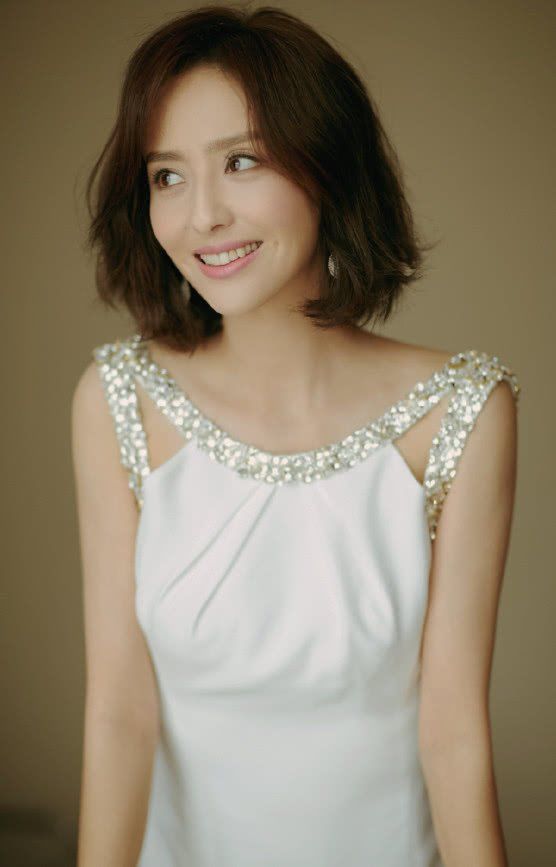 佟丽娅太好玩了，用“猫耳朵”做吊带裙，意外秀出完美身材!