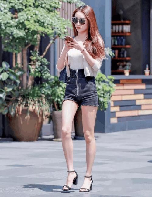 素人街拍: 短裤进行时, 最后一位有点尴尬