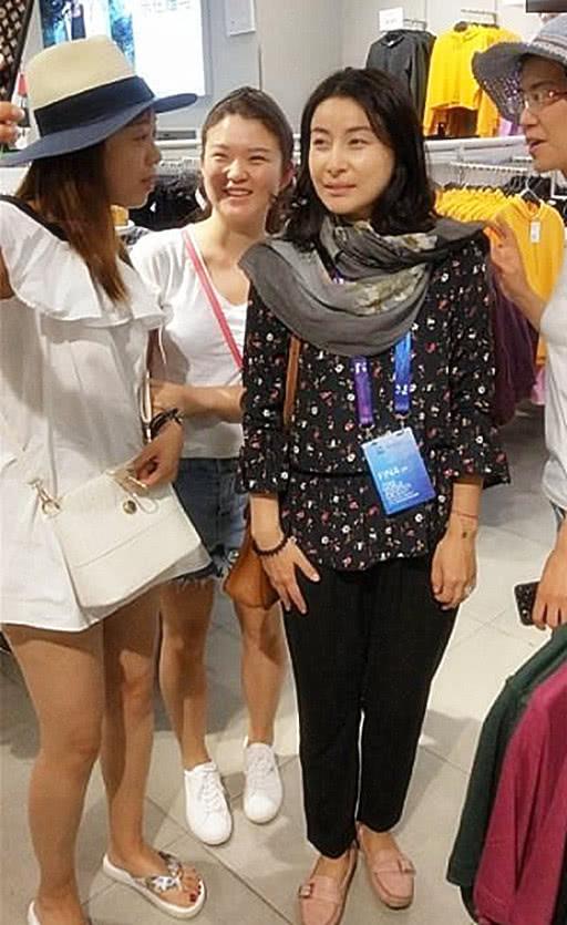 郭晶穿碎花衣显老态，竟不如婆婆年轻，网友：可以当霍启刚阿姨了