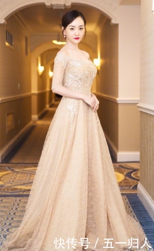 杨蓉的裤子非常别致,是穿了两条“鱼尾”简直美翻天