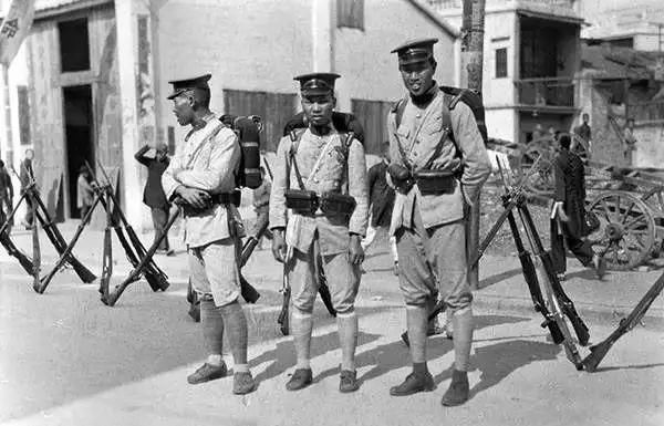 美国人在鞋盒里发现了6000张中国老照片，轰动全世界