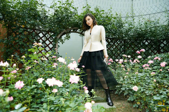 宋佳再次晒出自己的美照，美人配美景，清爽养眼