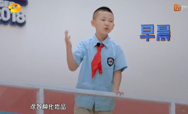 少年说：男孩吐槽妈妈太爱化妆，看到她的容颜，全场瞬间安静了！