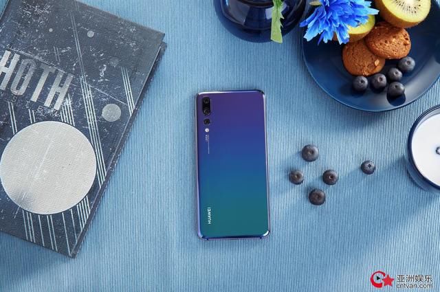 华为P20承载的这抹极光 完美预告今年的时尚色