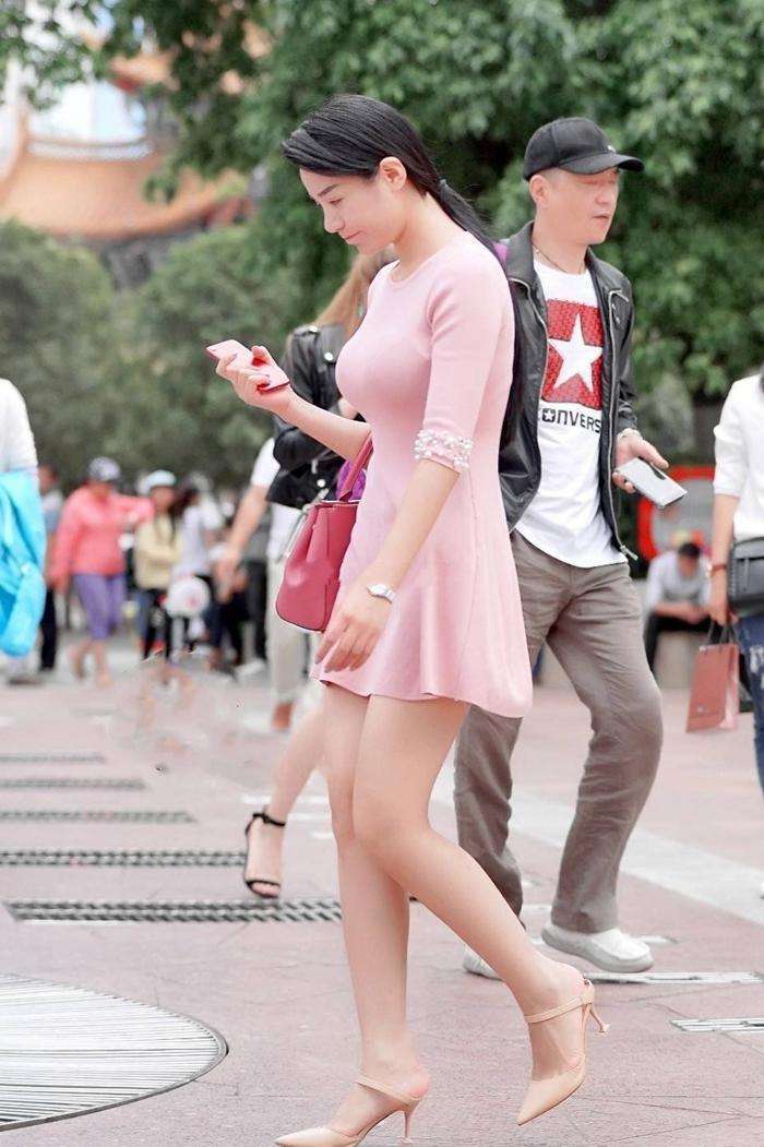 街拍：女生穿这连衣裙, 身材曼妙多姿, 真是一个修身漂亮的好款