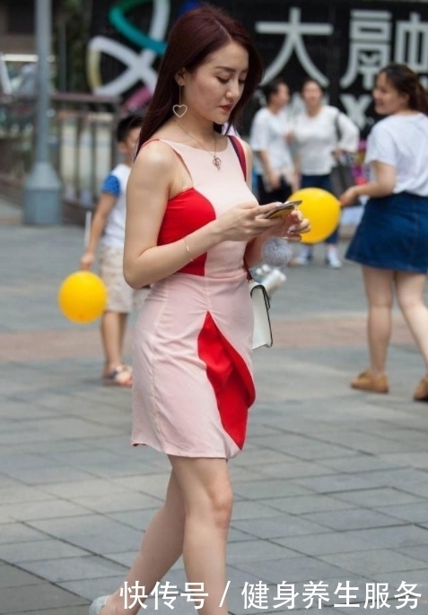 品味|街拍美图:小姐姐身穿一件红粉相间的紧身裙,彰显不俗的穿搭品味!