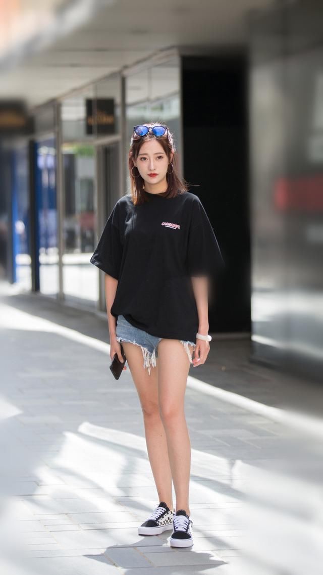 街拍|气质女神风范的小清新美女 长相酷似江疏影 迷人大长腿好看