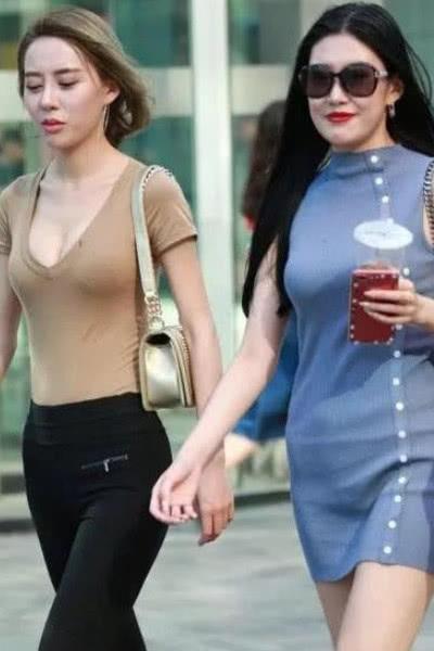 街拍:穿小吊带出街的都市美女,白皙如凝脂,一看就不爱晒太阳!