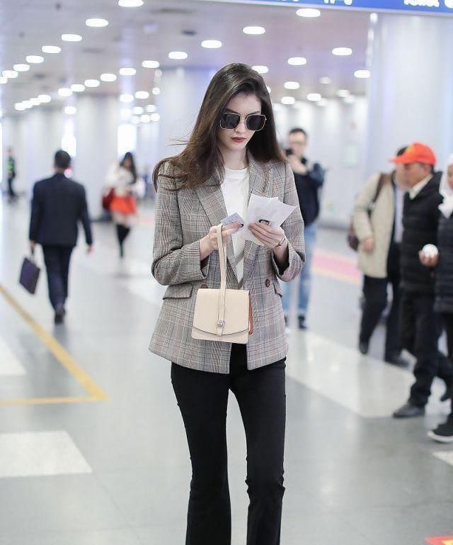  「西服外套」早春别穿马丁靴了,今年流行这2双靴子,显瘦显高还很时髦