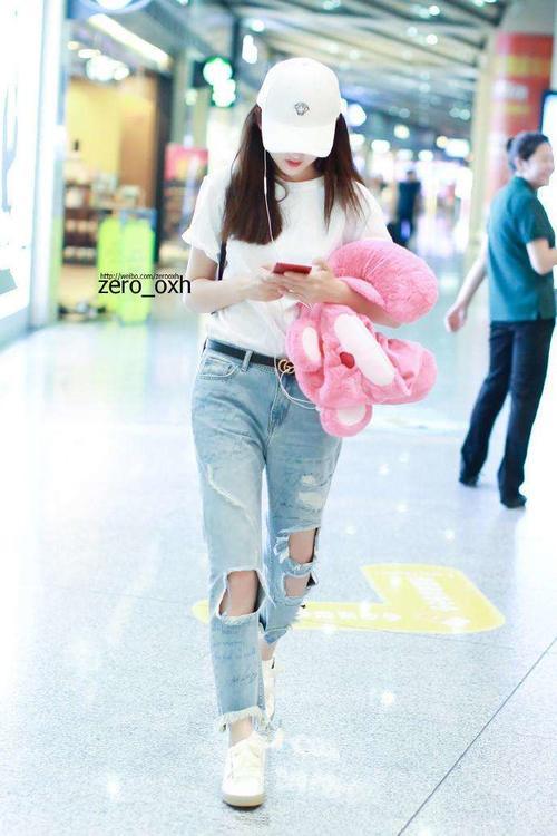 宋祖儿穿“破烂裤”现身机场,翘腿摆拍显可爱,网友:比我们的脸
