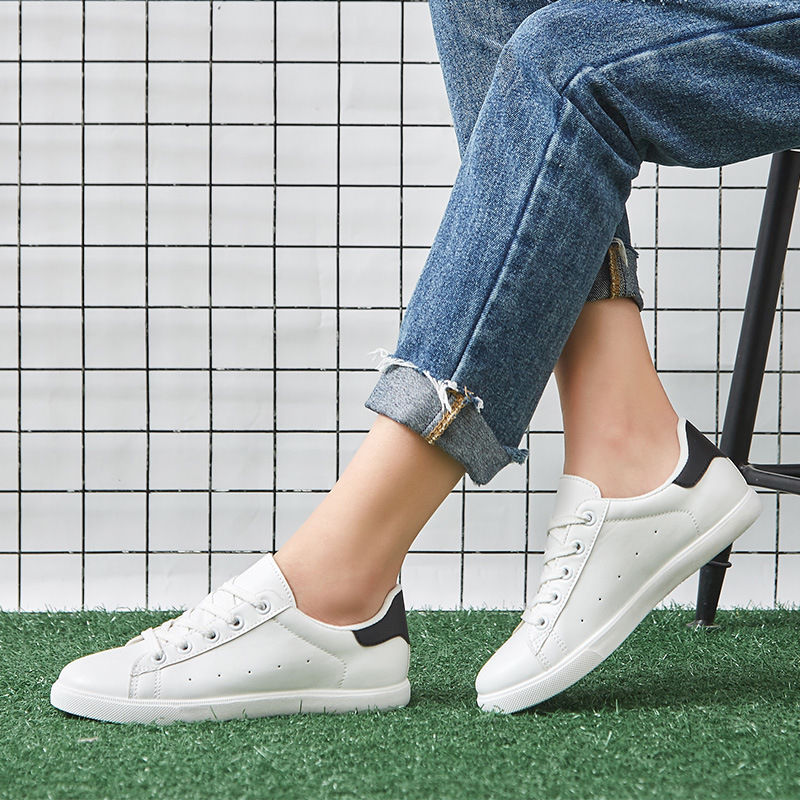 闺蜜从来不穿高跟鞋，只穿这样的休闲鞋，女人味挡不住