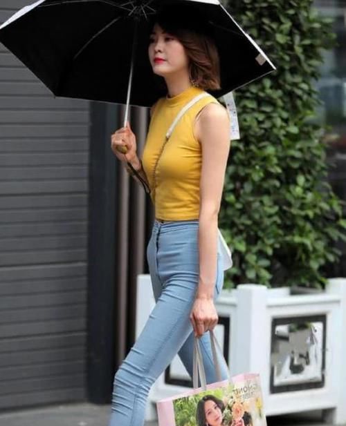  气质：养眼女神街拍：肤如凝脂的美女，一件白色衬衫配半身裙，时尚达人气质