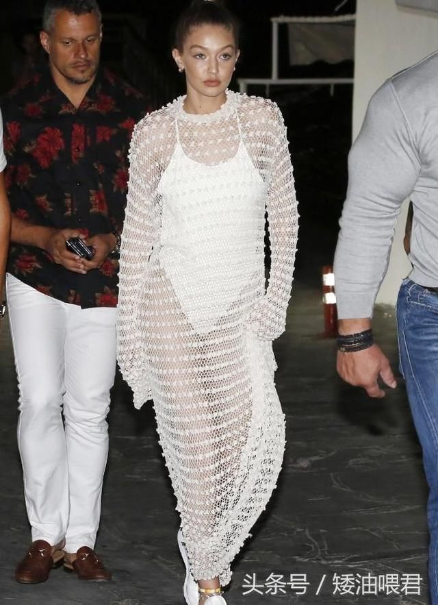 95后超模Gigi，穿泳衣外披一层渔网就现身，转身一看更清凉！