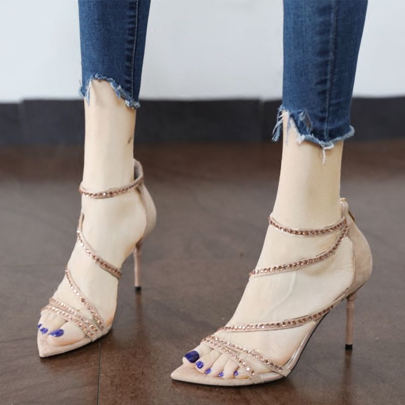 穿细跟高跟鞋的女人，有种让人难以琢磨的神秘感，充满了性感风情