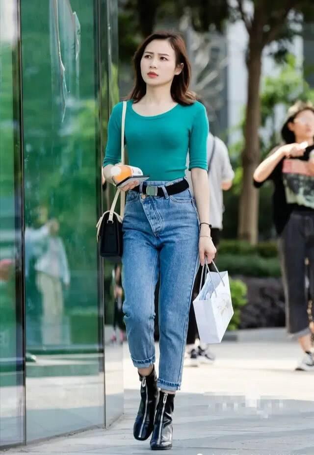  #气质#女人过了40岁，跟着穿直筒牛仔裤，时髦减龄又显气质！