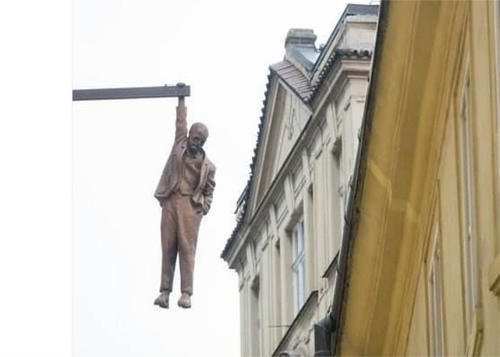 低头族欣赏不到布拉格的这个“雕像”，看到它的人可能会选择报警