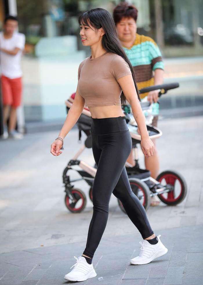 街拍: 浑圆身材的小姐姐, 上下身都紧紧的凸显身材