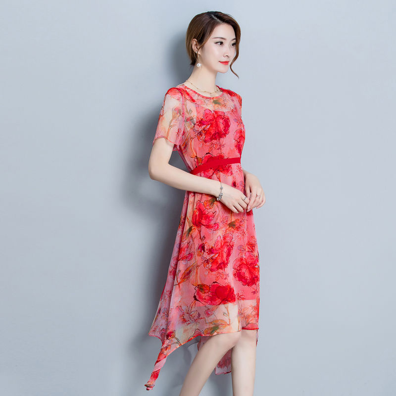 有种“胭脂红裙”,70后穿显嫩,80后穿优雅!美的很有味道