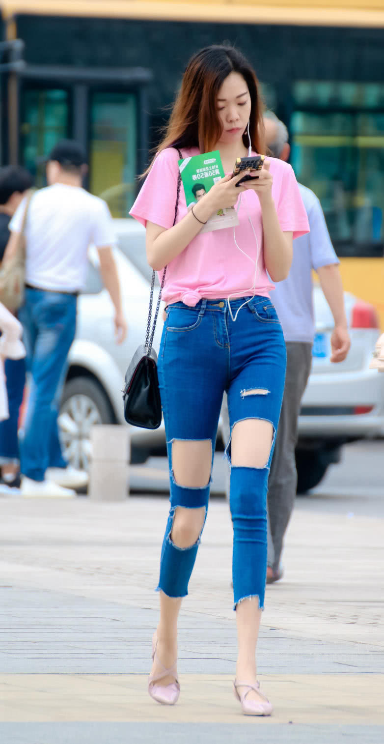 小姐姐破洞牛仔裤白皙美腿大摇大摆的展现出来，错认为乞丐裤