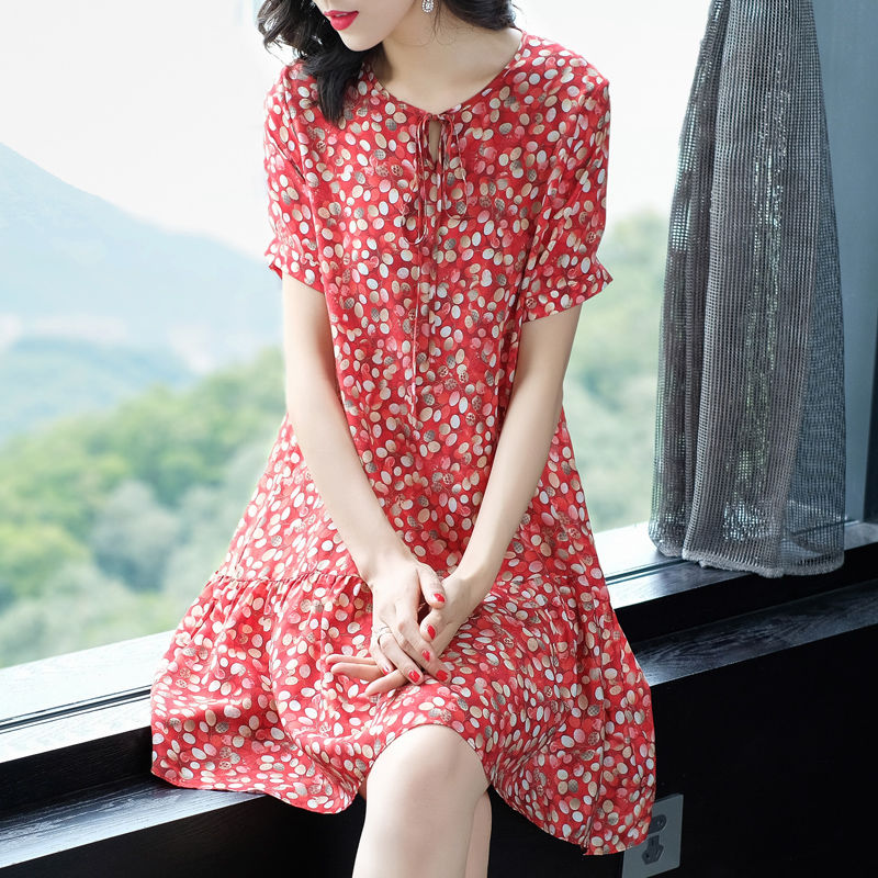 聚会场上穿裙子的女人，前凸后翘迷人好身材，男人看了脚都走不了