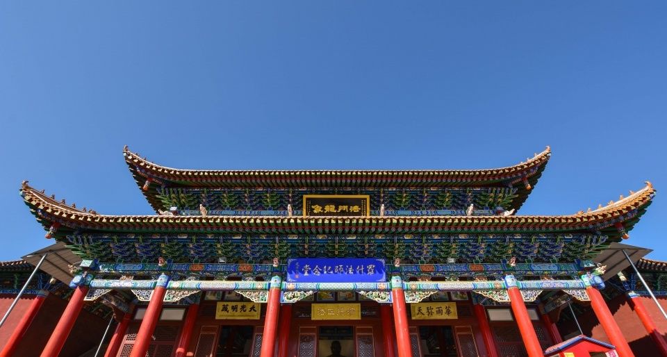 甘肃有座1600年的古寺，为一位高僧而建，当年因他引发一场灭国战