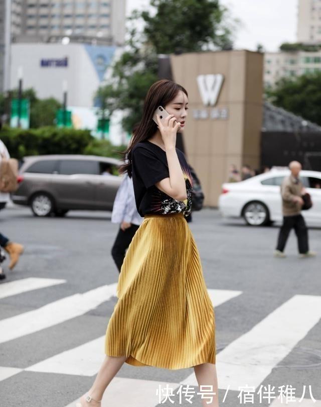 『显得』小姐姐一件吊带的上衣搭配上一条黑色的半裙,显得很有个性
