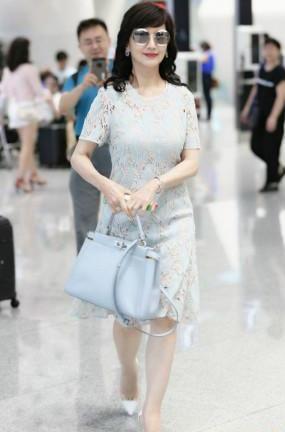 64岁赵雅芝镂空连衣裙亮相，腰间赘肉反成亮点，让人感到匪夷所思