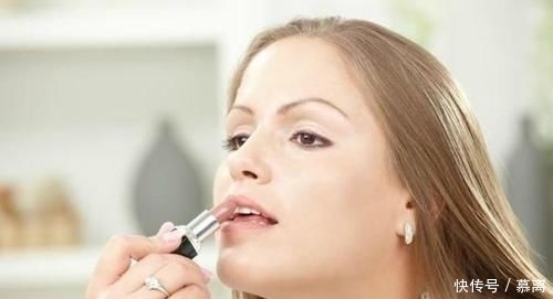 掉色:别再打开口红就往嘴上涂,教你正确涂法,不沾杯不掉色关键还好看