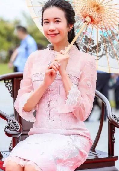 年近50岁的莫文蔚太惊艳了!全身靠碎钻装饰遮重点,网友:被秒到