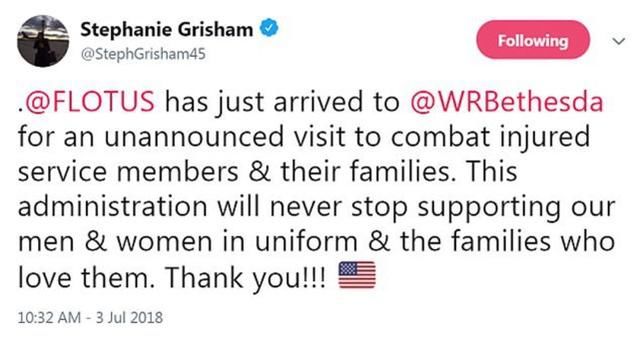 梅拉尼娅访问医疗中心，身穿深蓝色职业套装尽显职业女强人魅力！