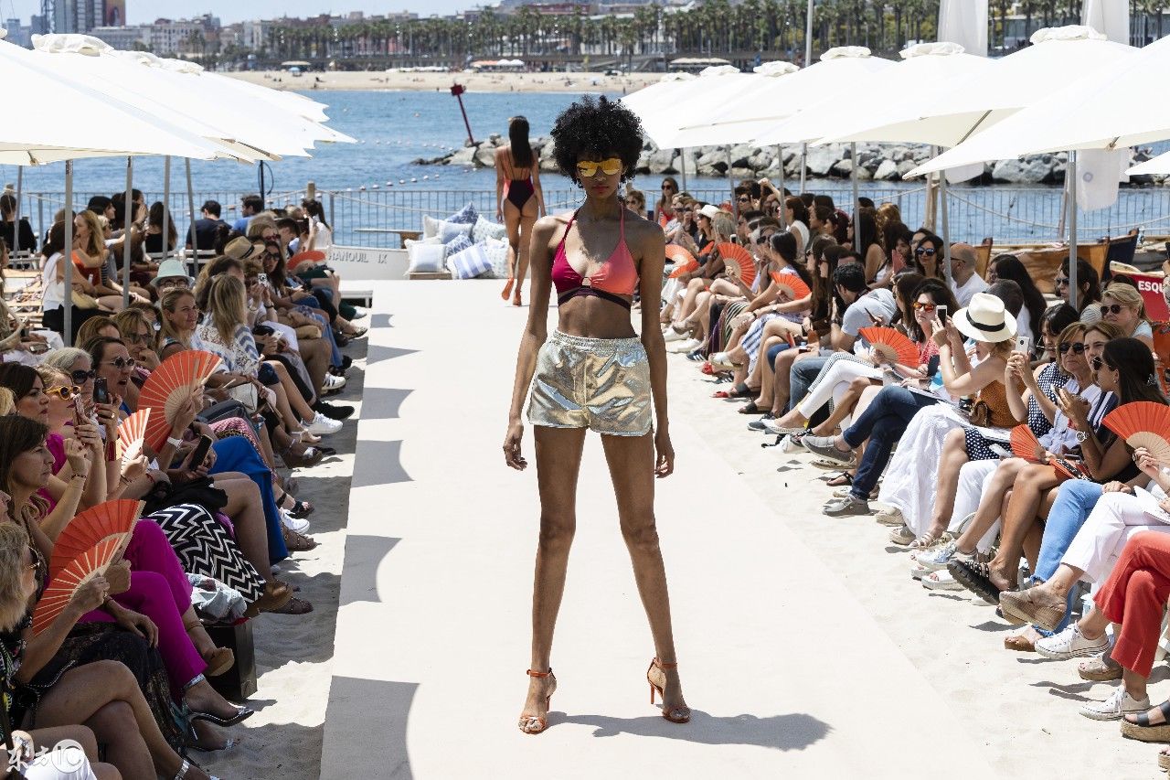 2018年6月西班牙巴塞罗那泳装秀，为建设河道的时装秀，清凉俊秀