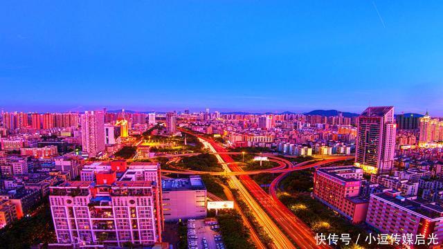 深圳最大的区，比龙岗还大，接近6个盐田，相当于5个福田