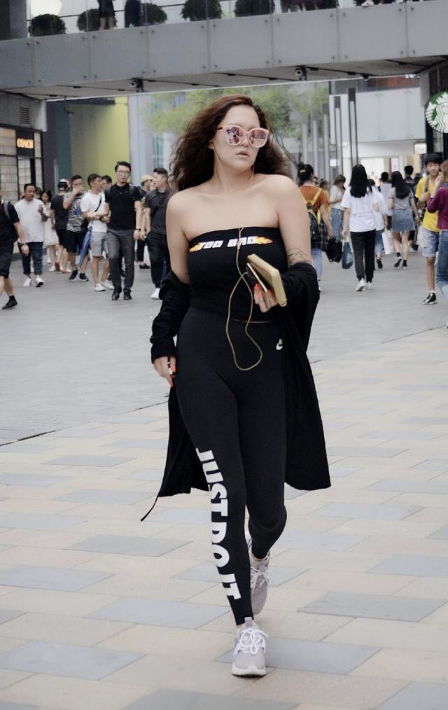 路人街拍，小姐姐身穿一件宝石蓝小背心，白皙纤细的腰身很吸睛