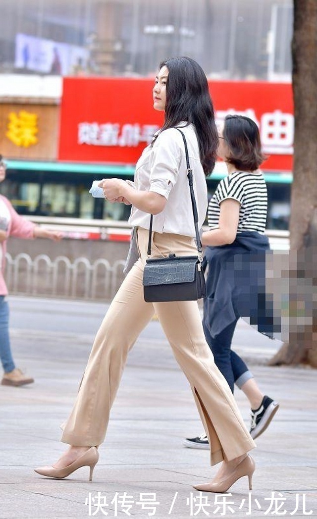 「美女」街拍:靓女穿着一件粉红色印花旗袍裙,气质又有魅力
