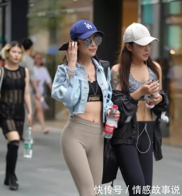 吊带打底裤美女，无论走到哪都是焦点！