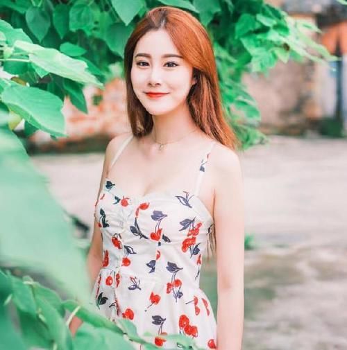  [简洁]胖胖的女生穿吊带包臀裙, 方便简洁让人一见倾心