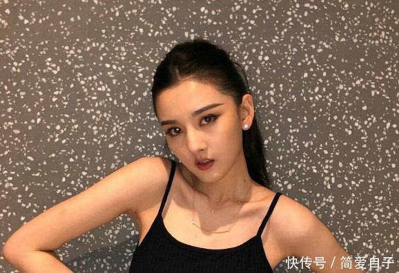 『气质』宋祖儿美照曝光,斜肩吊带裙凸显优雅气质,网友:女神范十足