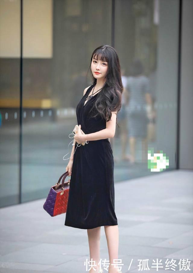 「 显得」长发披肩的妹子显得女人味十足太养眼了，街拍时尚妩媚