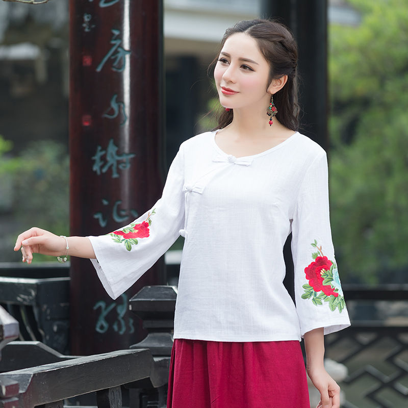 瞧瞧，这就是现在流行的民族风，你别说，穿起来更显年轻了