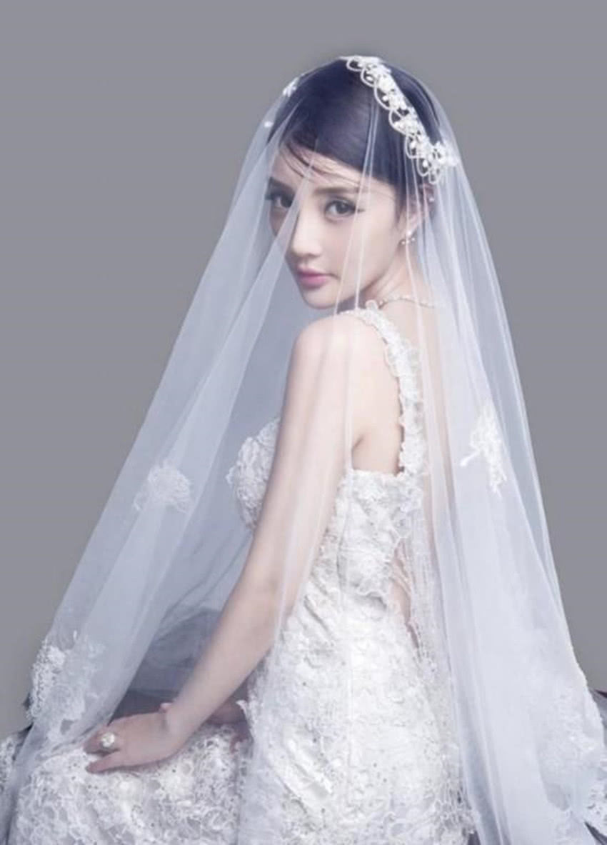 李小璐的撩人照，图二时尚迷人，图四看了让我舍不得翻页