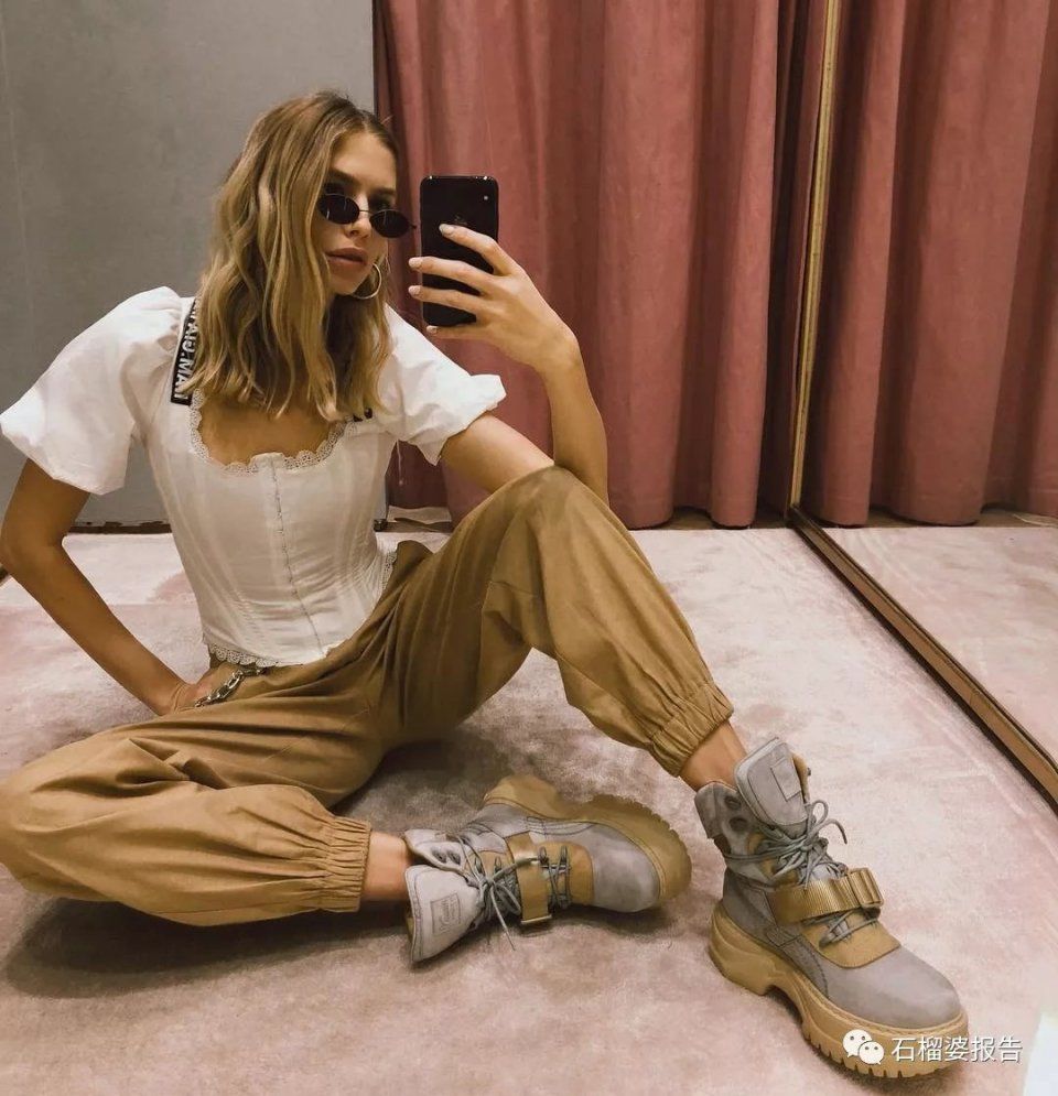 最近流行穿milkmaid上衣，甜美性感合二为一