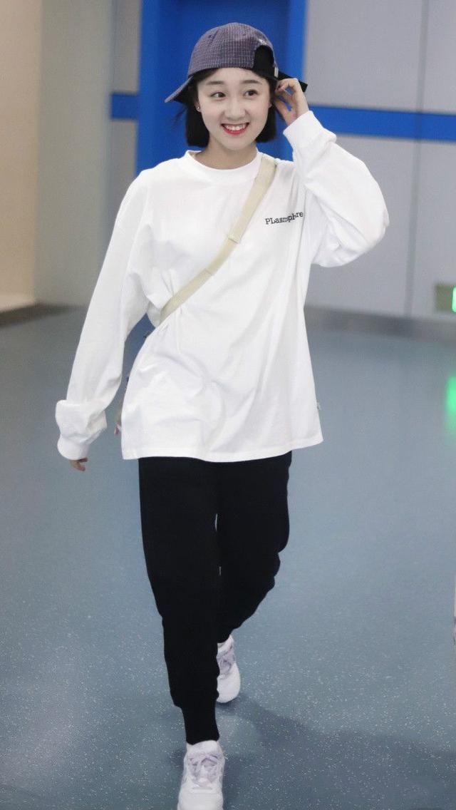 世界杯尾声，李子璇来凑热闹，下半身失踪搞的自己像个明星！