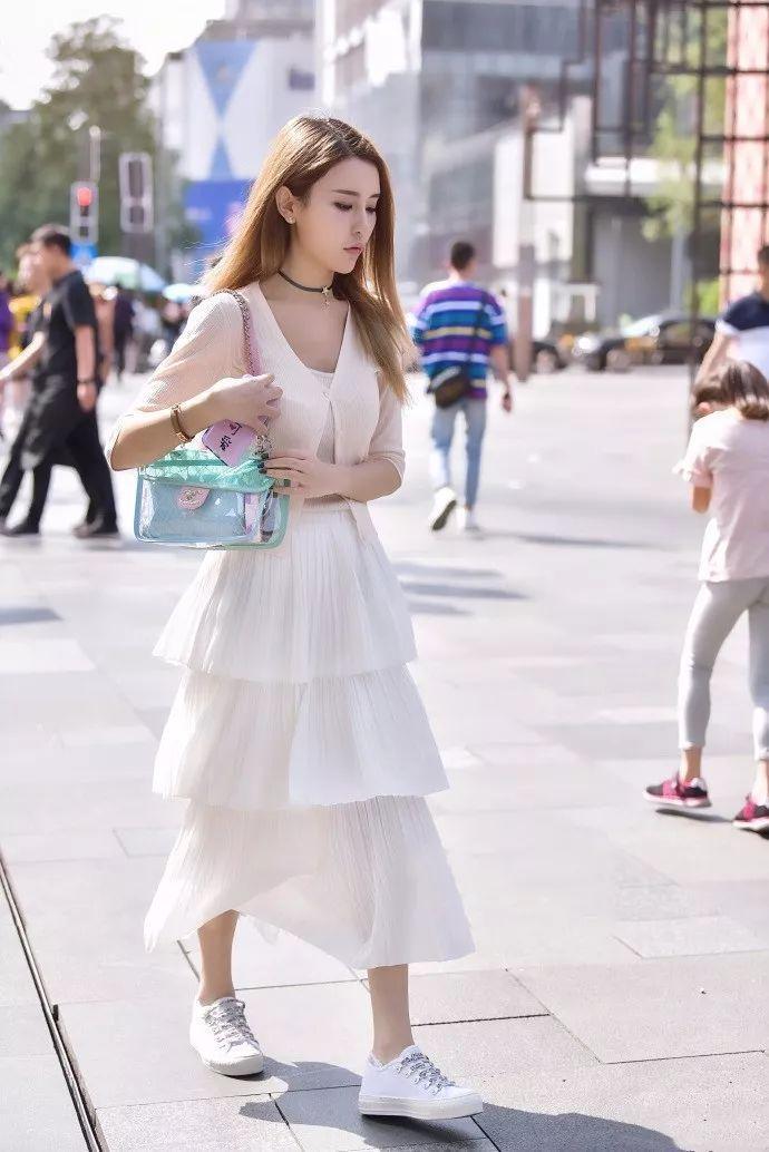 长得好看又有气质的俏丽迷人美女，已经沉迷的爱上这座城市