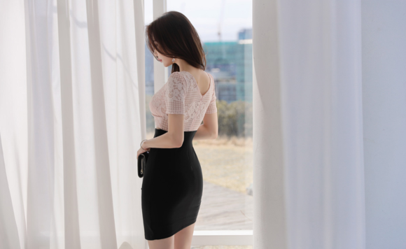 女神孙允珠，锦瑟晚樱潇雨柔花水韵半袖裙