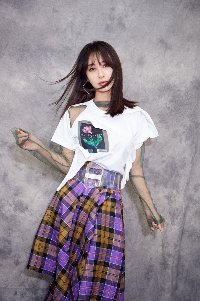 李菲儿不过是烫了个刘海，少女感十足，网友：气质真好！