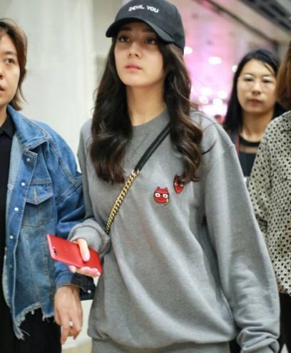 素颜迪丽热巴现身机场,皮肤白皙气色好,穿着简单全靠颜值来撑!