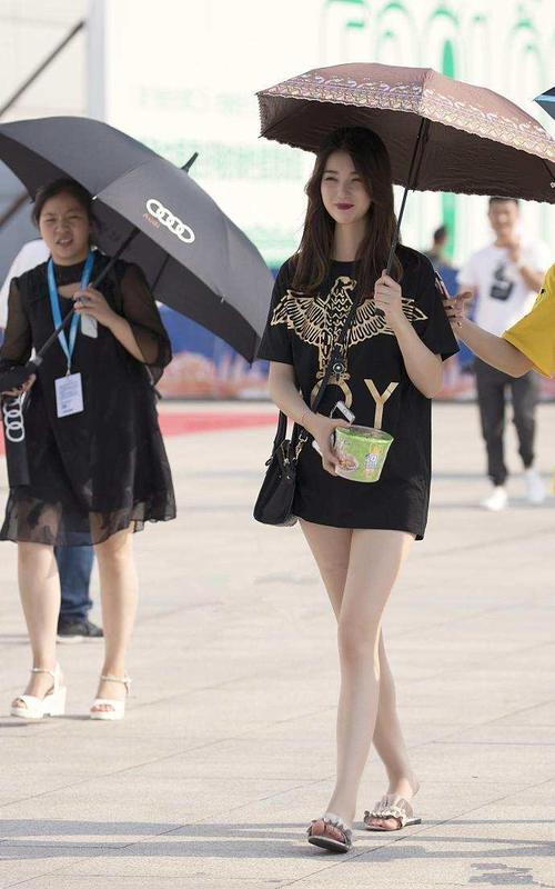 街拍:有模特一样的身材,清爽搭怎样都好看