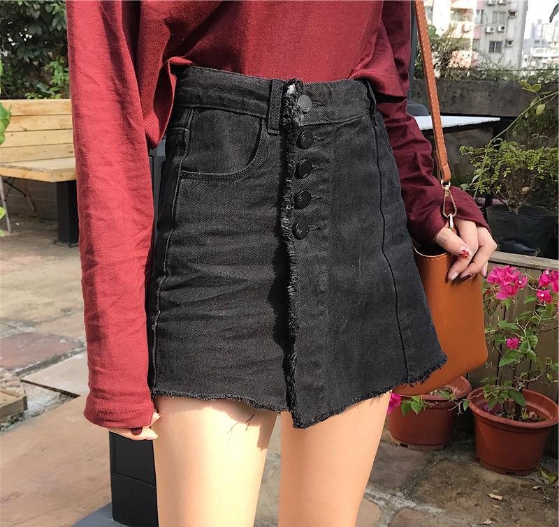 小姐姐不穿丝袜，瞧瞧下图直接穿个高跟就出门，满屏白腿真晃眼