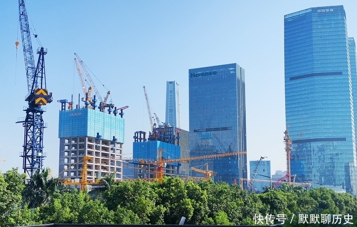 实拍广东经济实力第一区深圳南山区城市风光，高楼林立天际线壮观